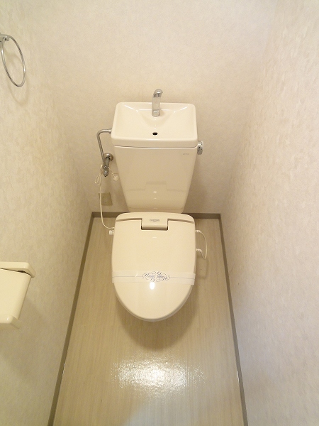 Toilet. bus ・ It is another toilet