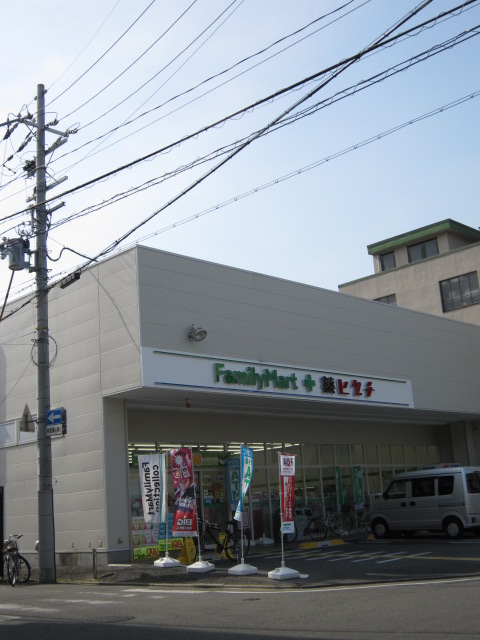 Convenience store. FamilyMart drugs Higuchi Nishijin Kitamise (convenience store) to 371m