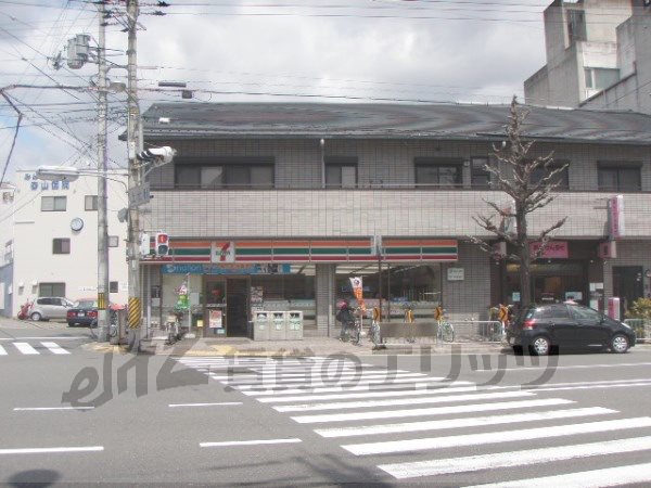 Convenience store. Seven-Eleven on the seven hotels store up to (convenience store) 470m