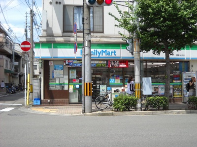 Convenience store. Family Mart (convenience store) up to 100m