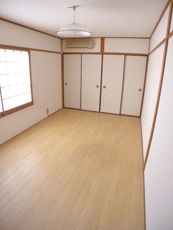 Living and room. It is the room clean ☆