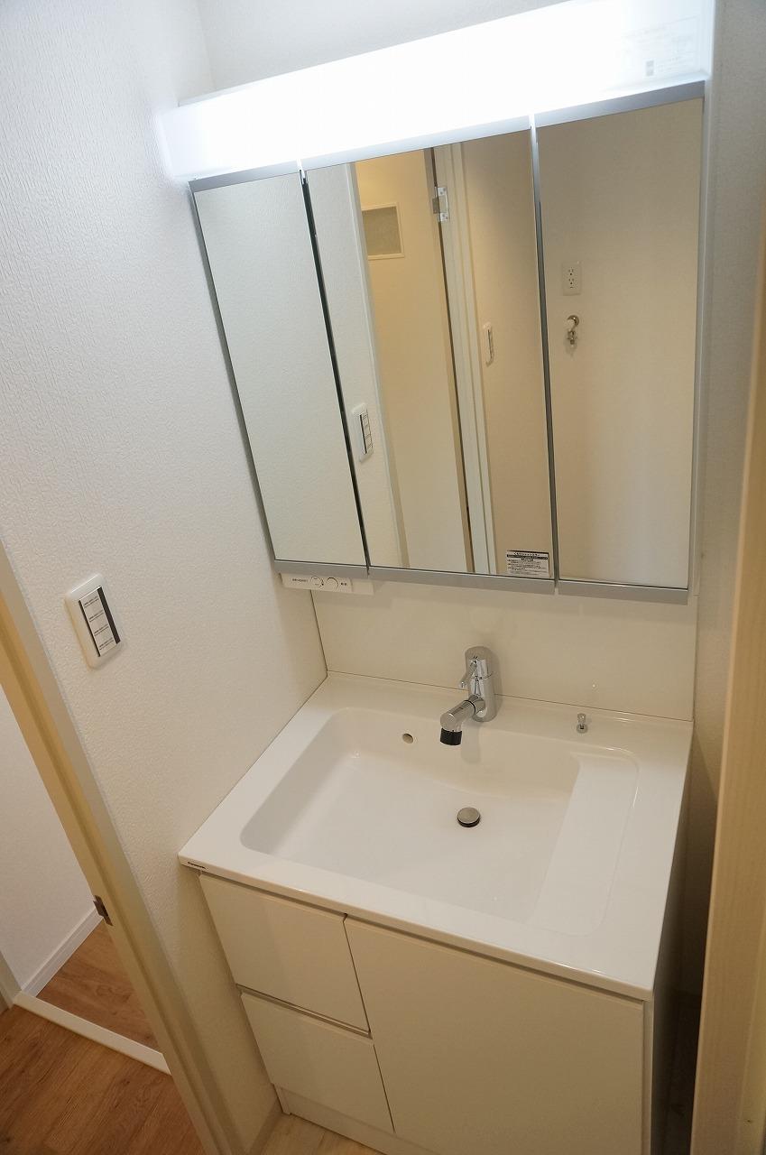 Wash basin, toilet. Same specifications Photos