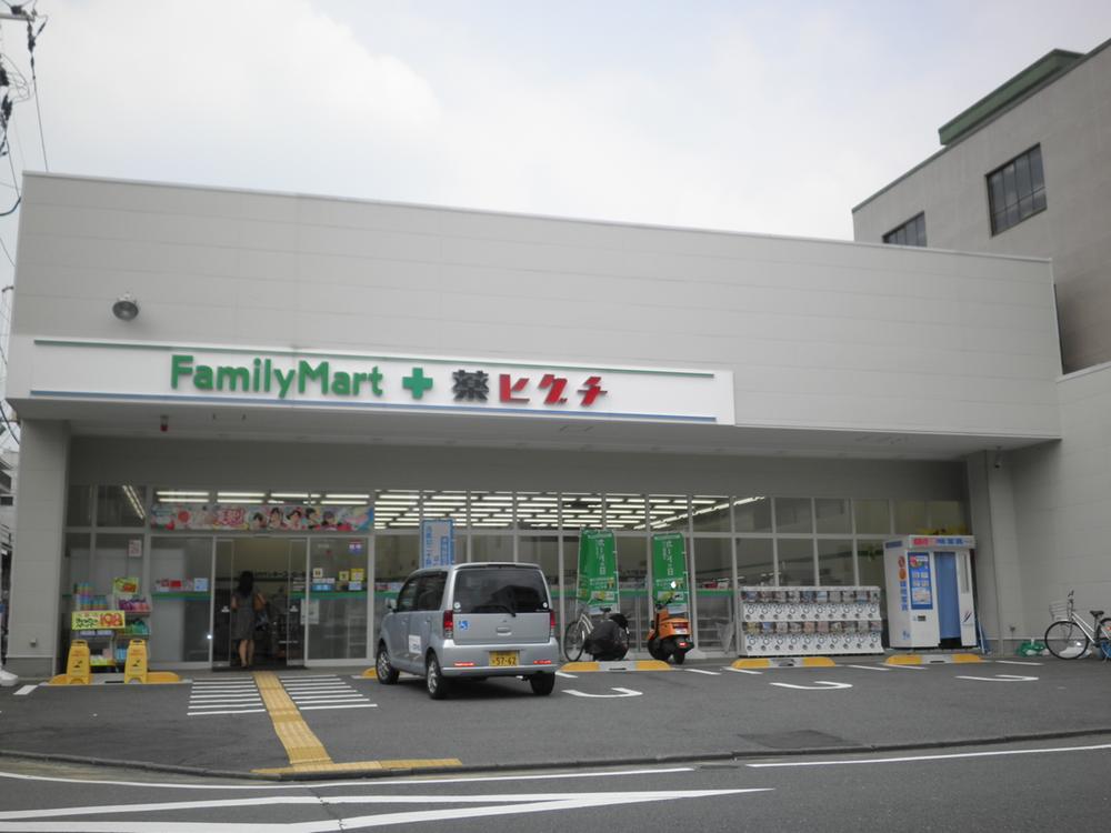 Convenience store. FamilyMart + medicine also 330m drugstore items to Higuchi, You can buy at any time for 24 hours. 