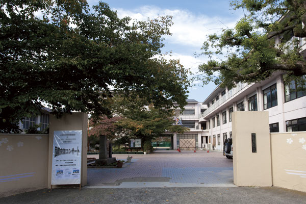 Surrounding environment. Kyoto City Tokyo junior high school (4-minute walk ・ About 270m)