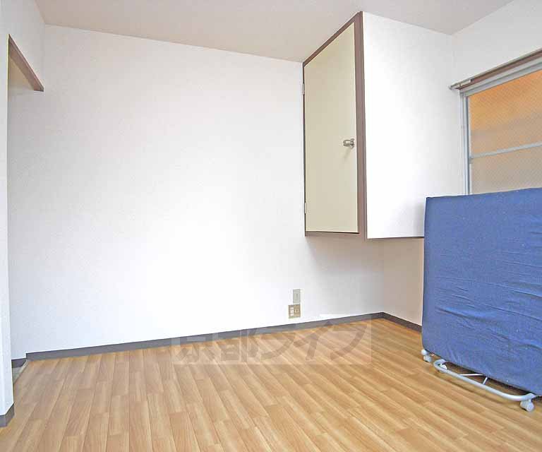 Living and room. It is spacious can Western-style.
