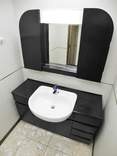 Washroom. Big is the washstand ☆