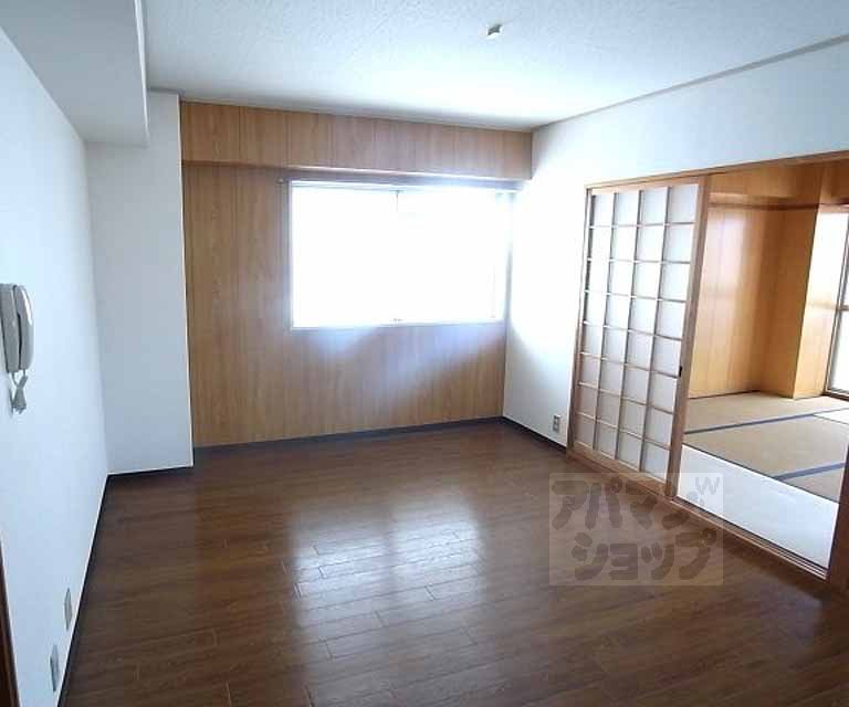 Living and room. dining ・ The window is also available room is bright.