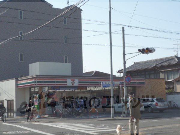 Convenience store. 880m to Seven-Eleven Shimogamotakagi Machiten (convenience store)