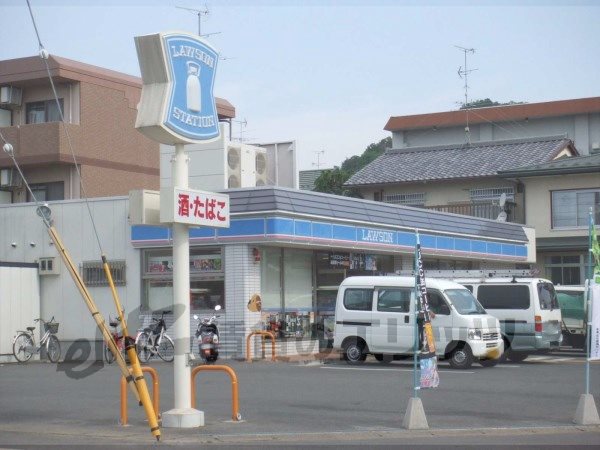 Convenience store. 200m to Lawson Kamigamosakakida the town store (convenience store)