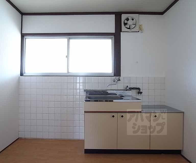 Kitchen. Equipped with can be installed kitchen 2 lot gas stoves is.