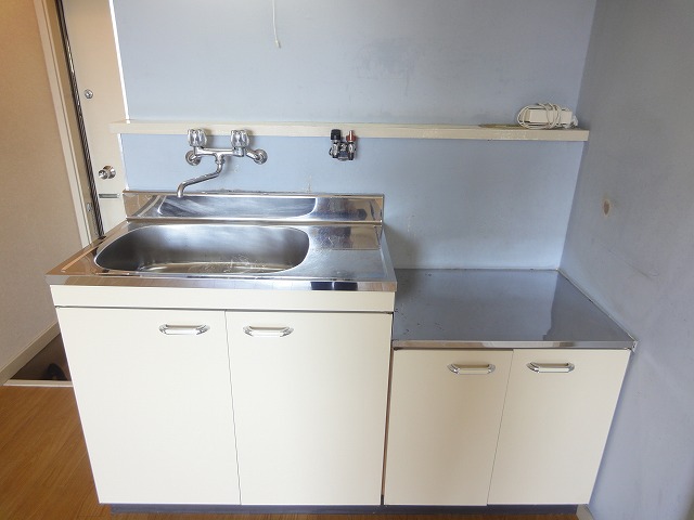 Kitchen. Put even two-burner gas stove, A little spread of the kitchen.