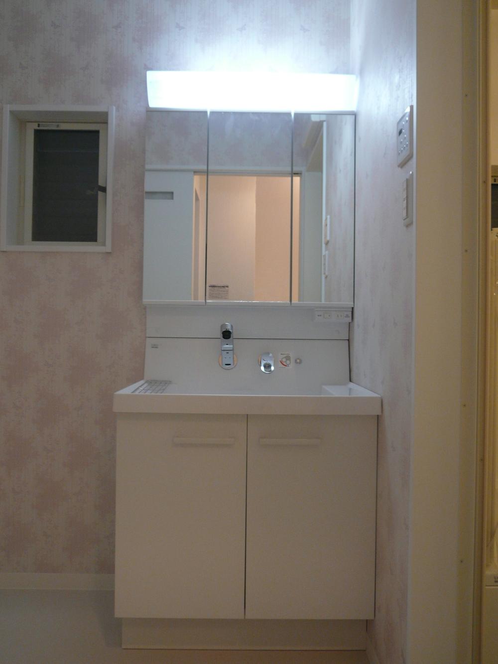 Wash basin, toilet. Same specification standard vanity