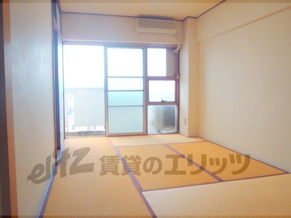 Living and room. It is a tatami mat to settle