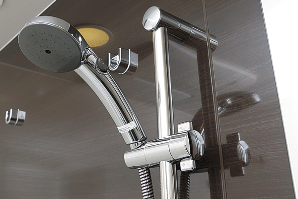 Building structure.  [bathroom / Shower faucet with a water-saving switch] Easy to spout water at hand with the push of a button attached to the shower head ・ Since it is water stop, About 48% compared with the company's conventional specification ( ※ 4) It is possible to save water ※ Create publication contents are based on the material of the (stock) LIXIL ※ 4: The company conventional specification (10L / Minute) and water-saving with switch specification (6.5L / Comparison between the divided). () Within the optimum amount of water (same specifications)