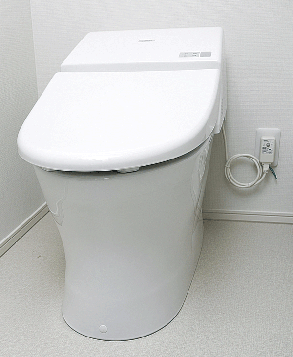 Building structure.  [With tornado cleaning function water-saving toilet] Bathing about 221 cups in one year ( ※ Adopt a low silhouette toilet there is a water-saving effect of 5). Energy-saving specifications also with a power saving function for heating toilet seat ※ Create publication contents are based on the material of TOTO (Ltd.).  ※ 5: In the case of a family of four / The company conventional toilet bowl (small and large common 13L) and water-saving toilet bowl (large 4.8L / Comparison with the small 3.6L). () In the washing water. Bathtub 240L / Calculated as a goblet (same specifications)