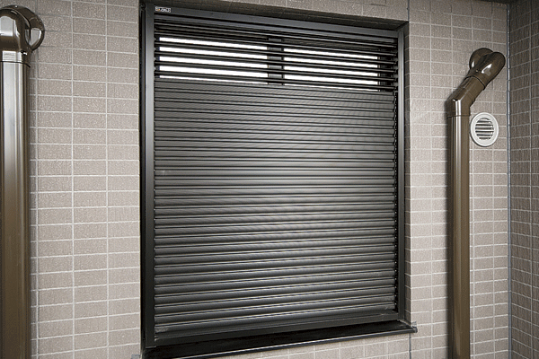 Security.  [Louver surface lattice that has been consideration to privacy] Installing the surface grating is in the window facing the common corridor. By adjusting the angle of the louver, While ensuring the privacy, You can adopt the light and wind (same specifications)