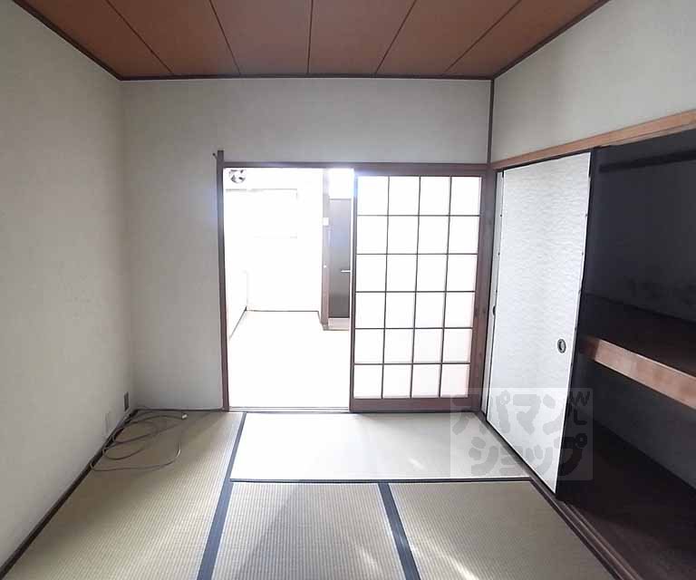 Living and room. Japanese-style room 6 quires ・ This room in the middle.