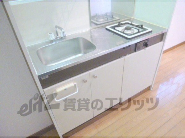 Kitchen. 1-neck is equipped with gas stove.