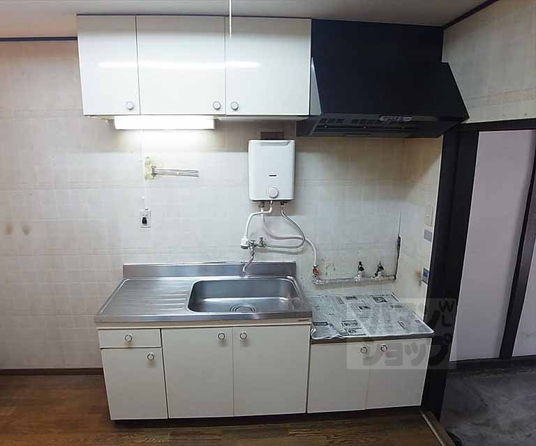 Kitchen. Two-burner gas stove is can be installed kitchen.