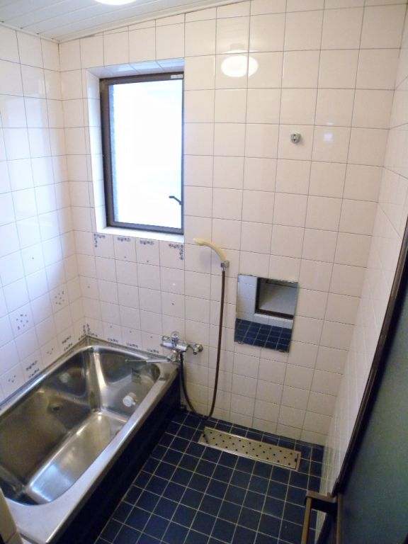 Bath. It has a window in the bathroom ☆