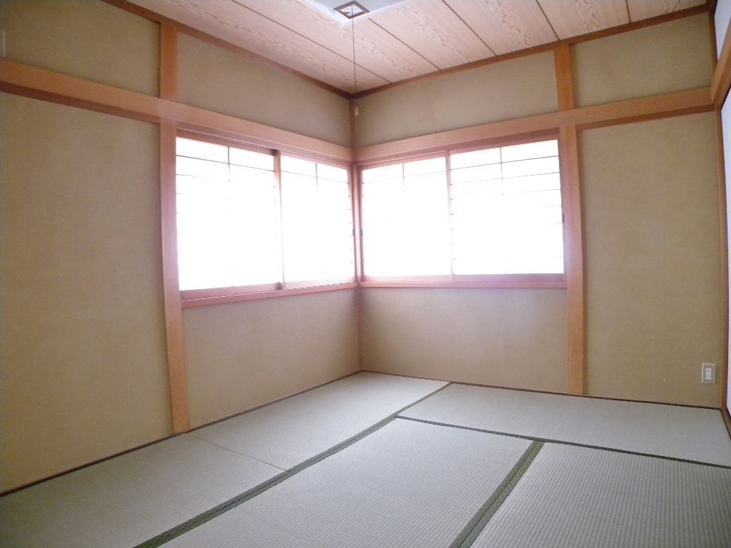 Other room space. Second floor Japanese-style room is also two-sided lighting! Day preeminent ☆