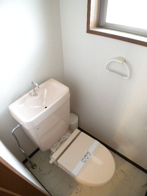 Toilet. Also published in the website "Kyoto rental House Network"