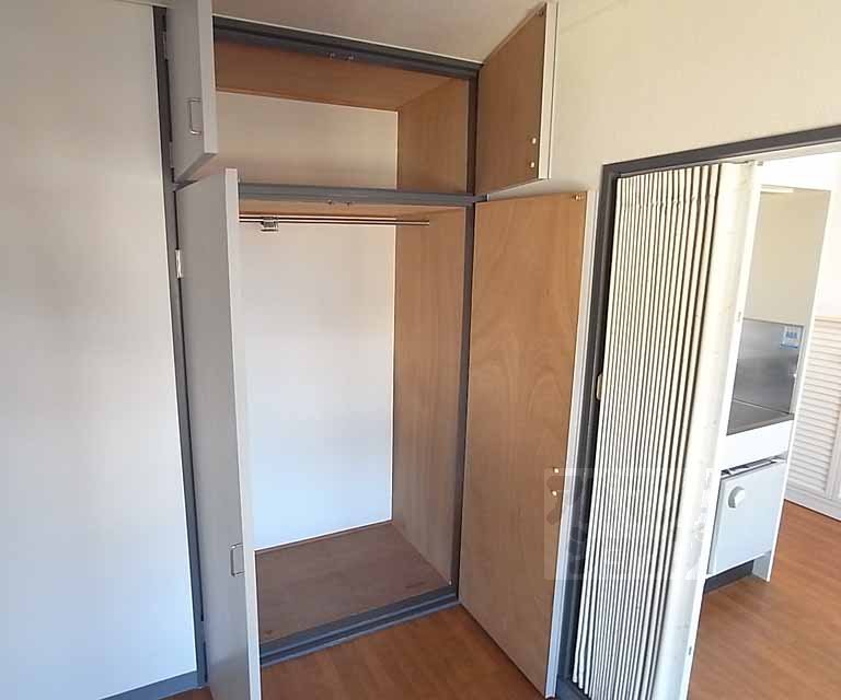 Receipt. Western-style closet ・ Also it comes with upper closet.