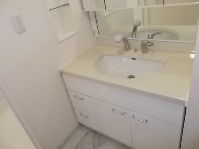 Wash basin, toilet. Indoor (07 May 2012) shooting