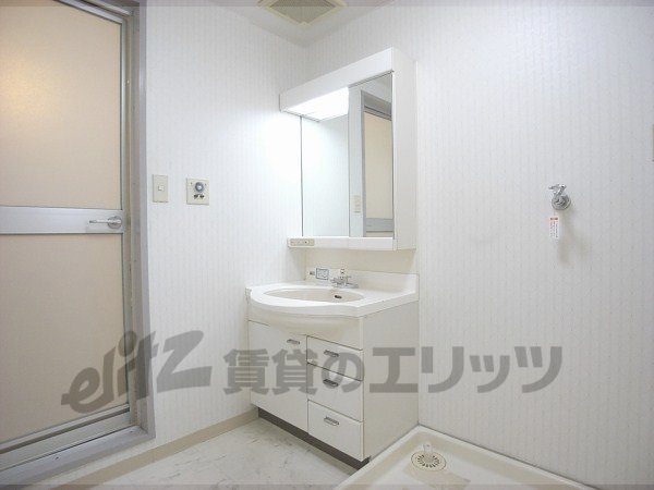 Washroom. It is very bright independent wash basin. l