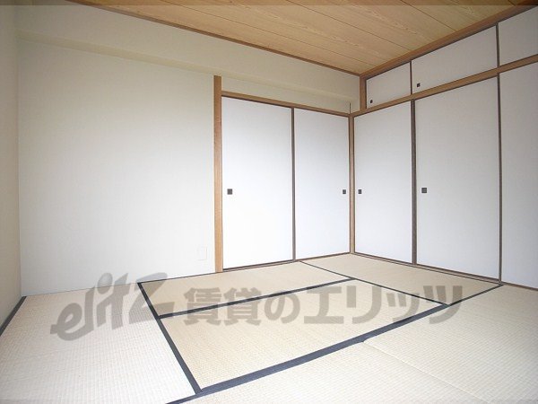 Living and room. There is also a spacious relaxing Japanese-style room.