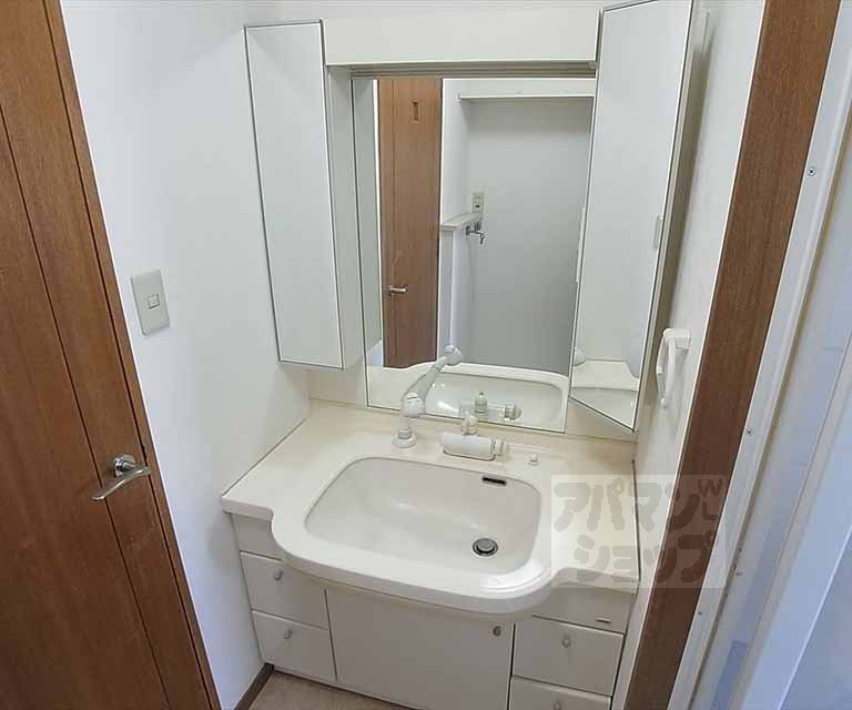 Washroom. Shampoo dresser equipment