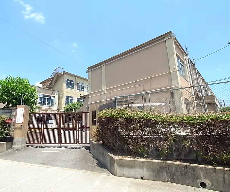 Primary school. Kinkaku until the elementary school (elementary school) 420m