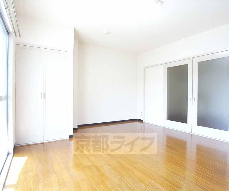 Living and room. Spacious 9 tatami rooms.