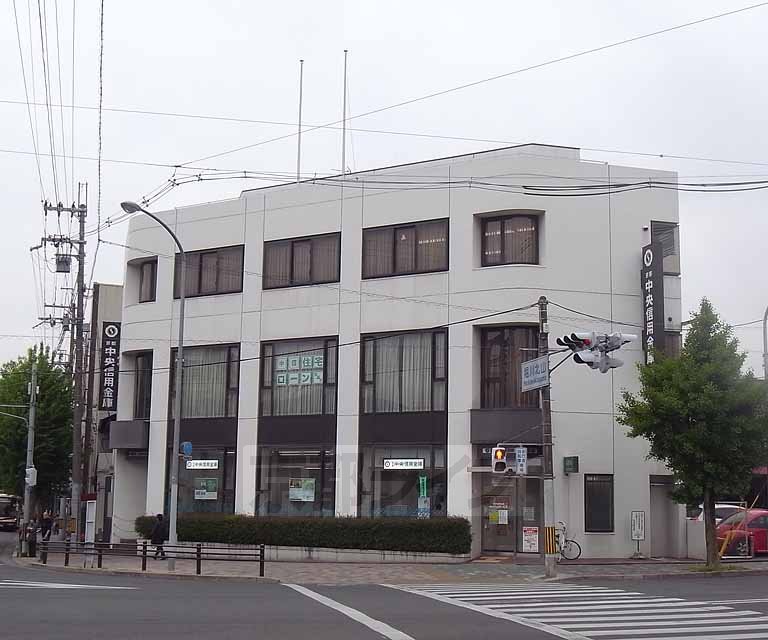 Bank. Kyoto Chuo Shinkin Bank Kamihorikawa 450m to the branch (Bank)