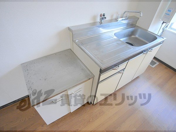 Kitchen. Two-burner stove can be installed