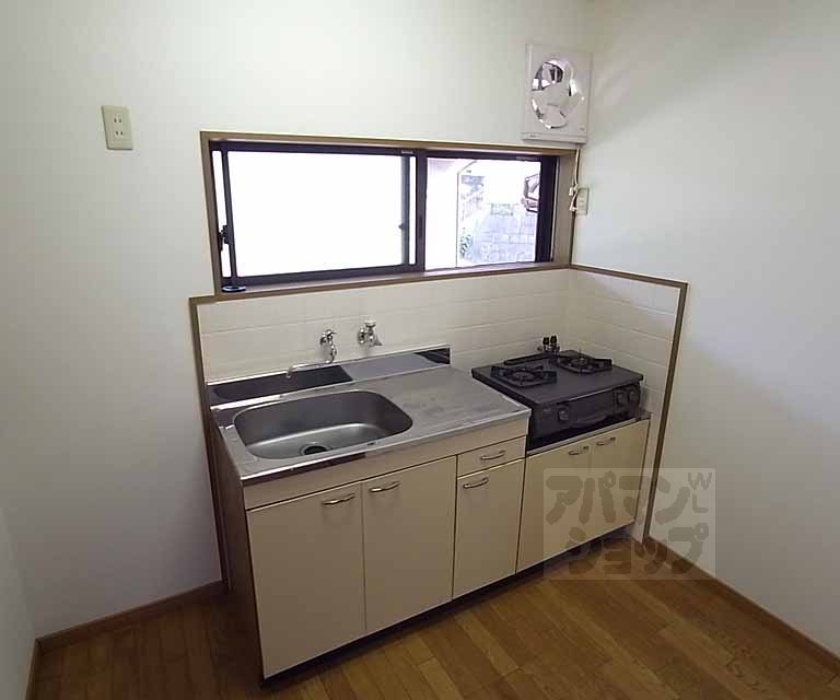 Kitchen. Two-burner gas stove that can be installed kitchen ・ With window