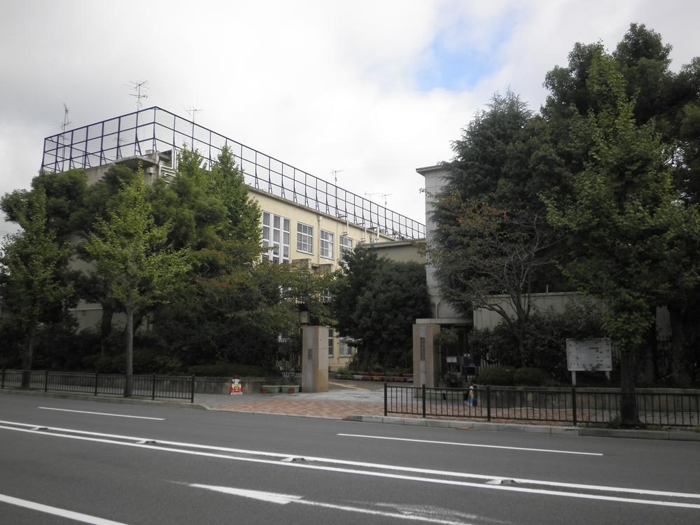 Junior high school. 963m to Kyoto Municipal Karasuma junior high school