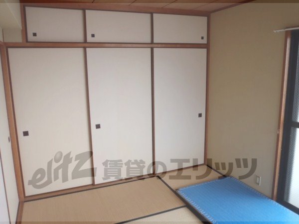 Living and room. Storage space is enough some Japanese-style room.