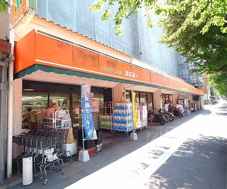 Supermarket. MG 810m Temple of the Golden Pavilion to the store (Super)