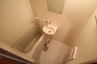 Bath. Easy-to-use interior.