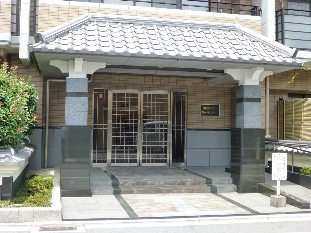 Entrance. Common areas