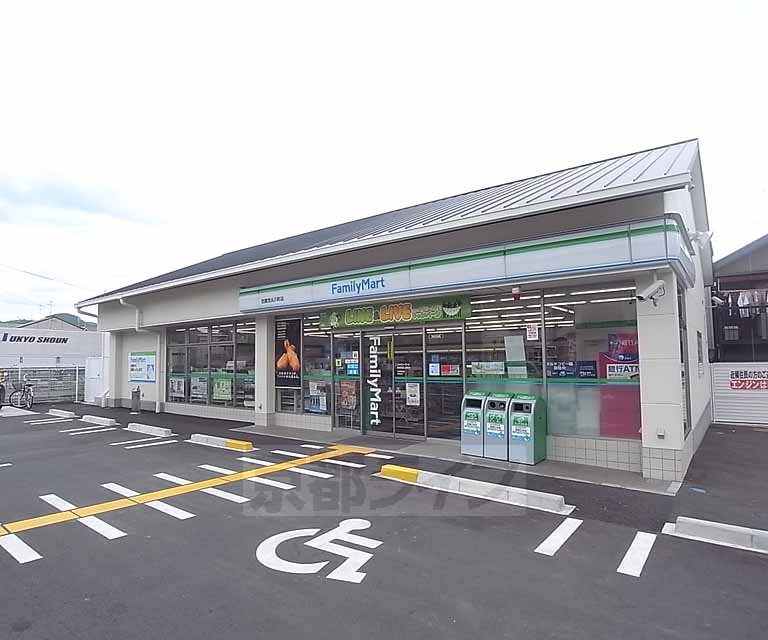 Convenience store. 442m to FamilyMart Nishigamomarukawa the town store (convenience store)