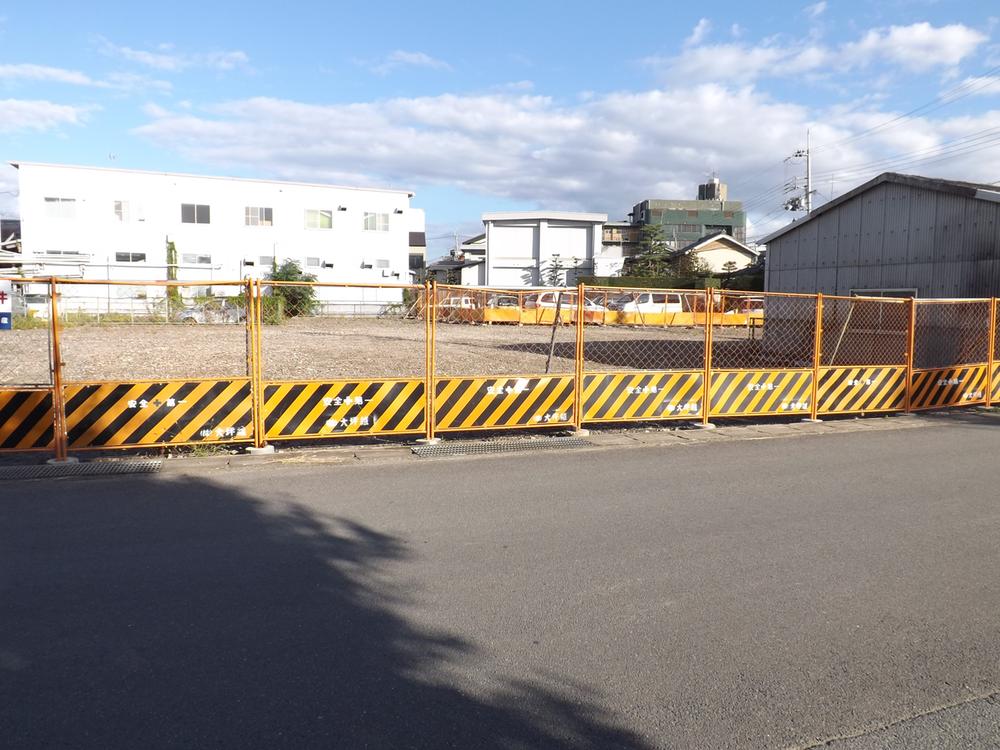 Local photos, including front road. Building before local photo