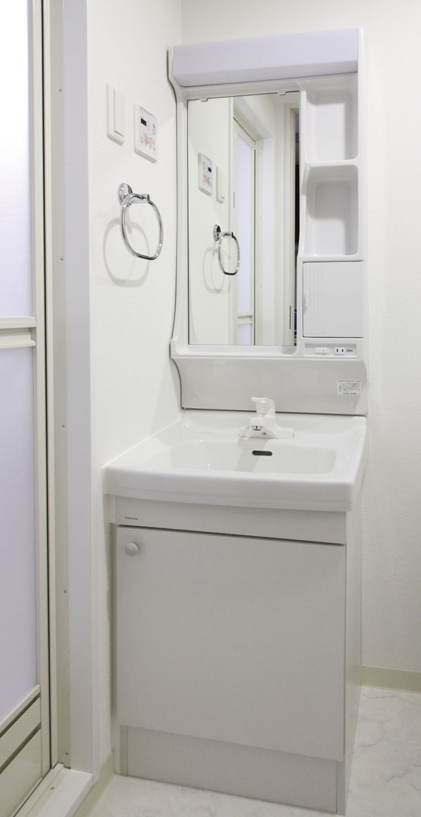 Bathing-wash room.  [bathroom] The vanity with cleanliness, Equipped with easy-wash bowl of a single type of handle and cleaning. Storage to be put away, such as accessories and detergents have also been equipped with (B 'type model room)