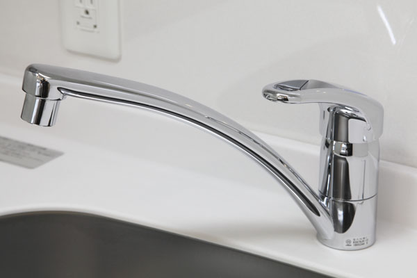 Kitchen.  [One-hole single-lever mixing faucet] Lever operation, one in the amount of water and the temperature is adjustable, one-hole single-lever mixing faucet has been adopted (same specifications)