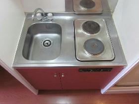 Kitchen. Two-burner electric stove