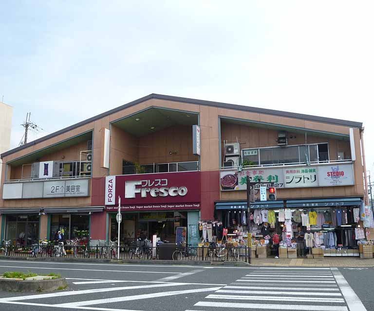 Supermarket. Fresco Toji 212m to the store (Super)