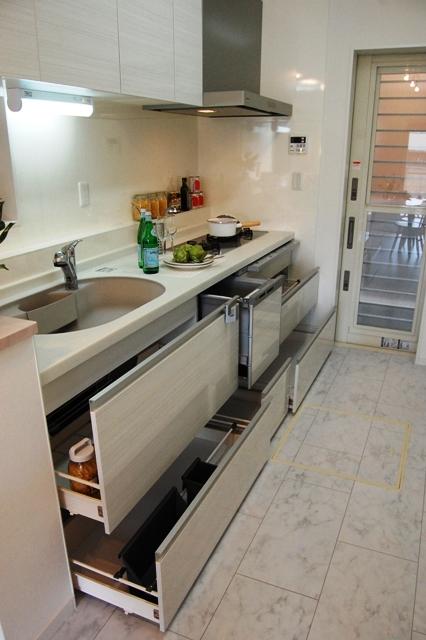 Kitchen. Sliding system Kitchen, Dishwasher washer ・ It is with a water purifier. (October 1, 2012 shooting)