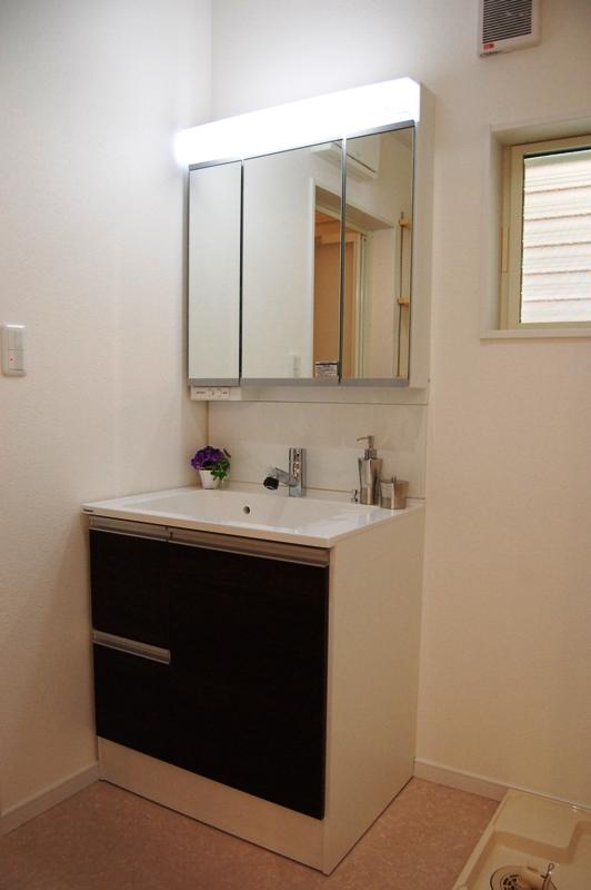 Wash basin, toilet. Of the three-sided mirror is a basin (October 1, 2012 shooting)