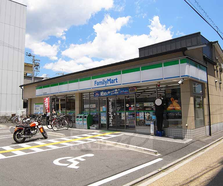 Convenience store. 20m to FamilyMart Nishioji Kujo store (convenience store)